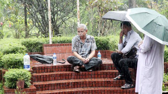 বৃষ্টিতে ভিজছেন জাফর ইকবাল